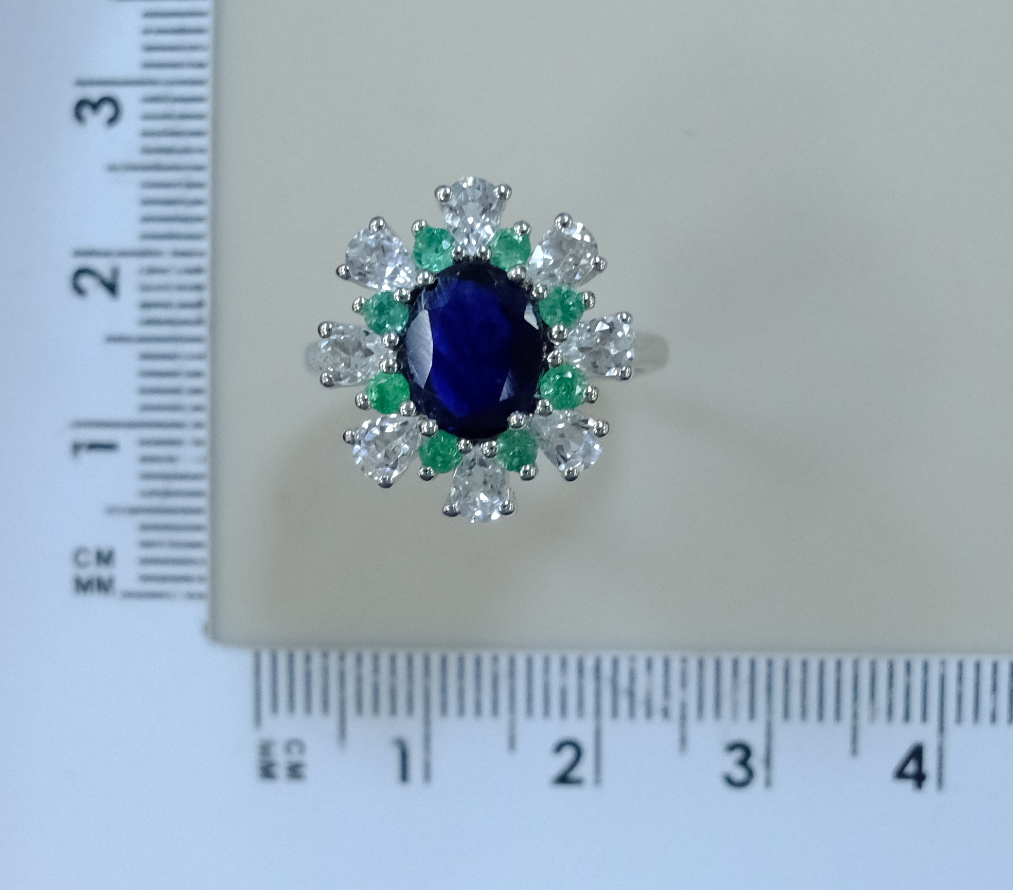 Серебряное кольцо с сапфиром и изумрудами